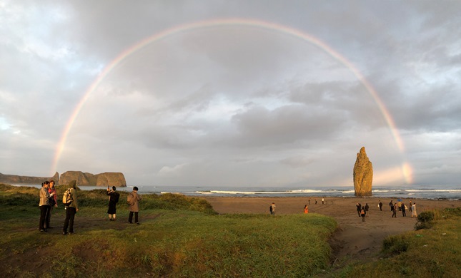 ろうそく岩（国後島）と虹の写真